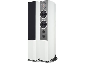 Coppia di diffusori da pavimento AudioVector R6 Arreté, cabinet bianco laccato vista tre quarti anteriore, pannello frontale grigio con tweeter a nastro, due altoparlanti mid-woofer e due condotti circolari, base curva nera, uno dotato di griglia acustica nera
