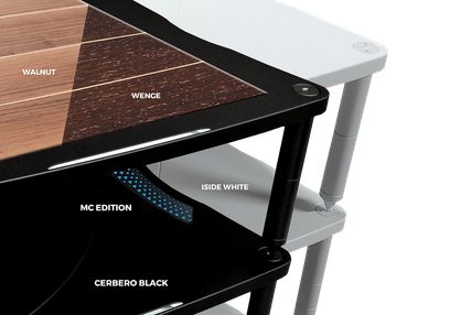 Nábytek Hi-Fi Bassocontinuo Lyra 2.1 černý a dřevěný, 3 police, pohled z 3/4 z pravého předního úhlu, detail povrchové úpravy wengé a iSide White