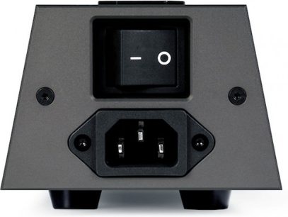 iFi Audio Power Station schwarz, Vorderansicht, mit Schalter, Steckdose und USB-Anschlüssen auf der Oberseite