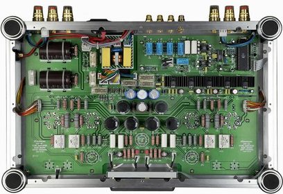 Shanling STP800 stereo hi-fi-forstærker, indvendig visning af de elektroniske komponenter på et grønt printkort