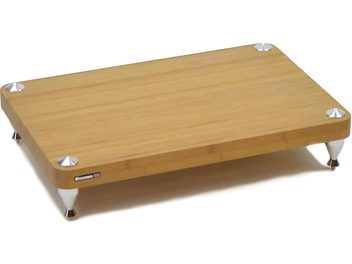 Etagère rectangulaire en bois clair sur pieds coniques en métal argenté aux quatre coins, vue de dessus en légère plongée