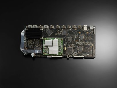 Sudėtinga „Denon AVC-X8500HA" sidabrinės spalvos stiprintuvo spausdintinė plokštė, matoma iš viršaus, su procesoriais, jungtimis ir elektroninėmis detalėmis