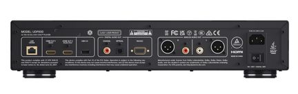 Rektangulært kabinet i sort metal på en 4K Blu-ray-afspiller, set bagfra, med RJ45-porte, to HDMI, USB 3.0, koaksial, optisk, XLR og RCA lydudgange samt IEC-strømstik