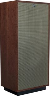 Sloupcový reproduktor Klipsch Forte IV v hnědém dřevě Auburn, přední část s šedou látkovou mřížkou, černý podstavec, pohled ze tří čtvrtin