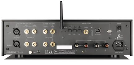 Zadnja plošča hi‑fi ojačevalnika iz črnega kovinskega ohišja, pozlačeni RCA, XLR, zvočniški priključki, Wi‑Fi antena, omrežni priključek