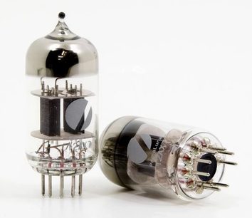 To 12AX7 PrimaLuna elektronrør, gjennomsiktig glass, forsølvede sokler med flere pinner
