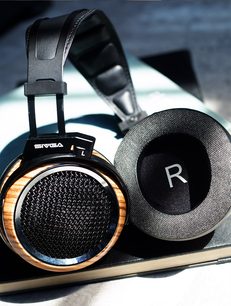 Åben hi-fi hovedtelefon Sivga Phoenix i zebranoted, transdusere med sort gitter, ovale grå ørepuder, polstret sort hovedbøjle