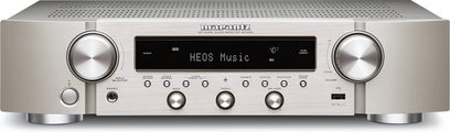 Wzmacniacz hi-fi stereo Marantz NR1200 w kolorze złotawego srebra, widok z przodu, srebrna obudowa z przyciskami i czarnym wyświetlaczem LCD pośrodku