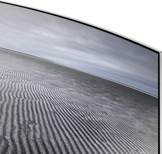 Samsung UE43KS7500 buet TV set fra siden, slukket skærm, bølgende mønstre på fint sand på en strand i baggrunden
