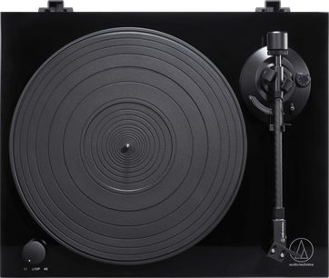 Audio Technica AT-LPW50PB sort pladespiller, set forfra, cirkulær rillet pladespindel, tonarm med pickup, kontroller på siden