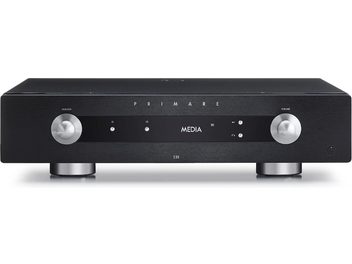 Wzmacniacz hi-fi stereo Primare I35 DAC czarny, widok z przodu, matowa czarna obudowa z obrotowymi pokrętłami w kolorze srebrnym, centralny wyświetlacz LED, szerokość 43 cm