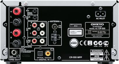Hi-Fi mini systém Onkyo CR-555 v černé barvě, pohled zepředu, detailní záběr na konektory a ovládací prvky, štítky v angličtině