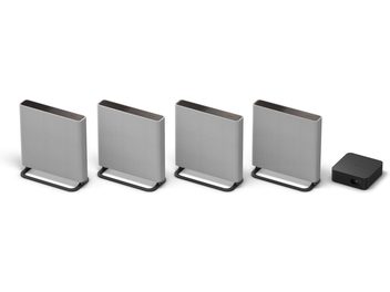 Sony Bravia Theatre Quad kompakt højttalersæt, 4 rektangulære grå højttalere på sort stativ, sort kabinet