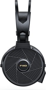 FiiO FT5 siyah metal kablolu açık kulak üstü kulaklık, geniş radyal delikli ızgara ve sentetik deri başlık bandı bulunan çift kemerli bir kulaklık görüntüsü