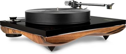 Giradischi hi-fi Gold Note Mediterraneo in noce con braccio B7 in ceramica. Piatto nero, telaio e piedini in legno. Vista frontale