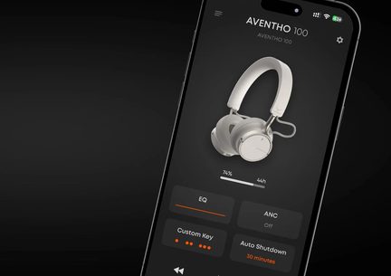 Metal çerçeveli, cam ekranlı siyah akıllı telefon, çapraz perspektiften görünüm, üzerinde koyu renkli bir kulaklık kontrol arayüzü görüntüleniyor