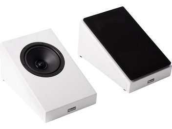 Dolby Atmos skaļruņi Magnat ATM 202, perspektīvs skats, balti slīpi korpusi, 1 ar redzamu skaļruni, 1 ar melnu režģi