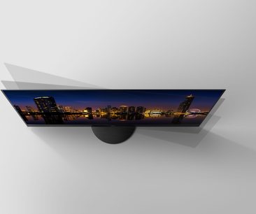 Televizor Panasonic TX-48MZ1500E, pohled zepředu, zapnutý displej zobrazující noční osvětlené město odrážející se ve vodě