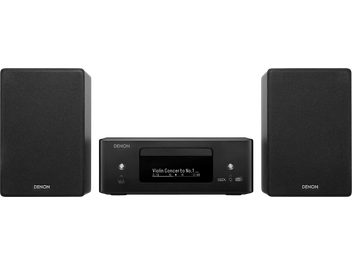 Melna Denon CEOL RCD-N12DAB Hi-Fi minisitēma ar centrālo atskaņotāju un diviem melniem skaļruņiem, skats no priekšpuses