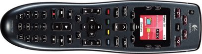 Universele afstandsbediening Logitech Harmony 700 in zwart met achtergrondverlichting op de toetsen en een kleurenlcd-scherm