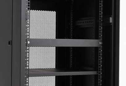 Norstone Pro audiovizuális szekrény zárt panelekkel, fekete szerkezettel, hatszögletű perforált rácsokkal és számozott állványlábakkal