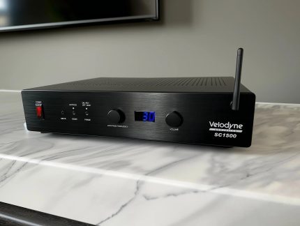 Amplificatore Velodyne Acoustics SC1500 nero, frontale spazzolato con schermo blu, due manopole rotative e antenna laterale