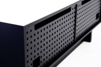 Spectral Brick BR1501 audio-videomøbel, nærbillede af en vinkel, front perforeret med firkantede huller, sort farve