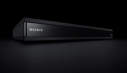 Sort Blu-ray-afspiller, set fra en vinkel, Sony-logo synligt på fronten, rektangulært design, sort baggrund