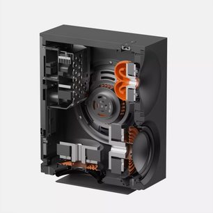 Aufgeschnittene Cambridge Audio L/R X WLAN‑Lautsprecherbox, Innenaufbau der Treiber und orangefarbene Akustikkanäle
