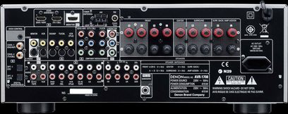 Denon AVR-1709 hjemmebiograf-forstærker, frontpanel, forfra. Sort front med knapper, stik og rød skærm