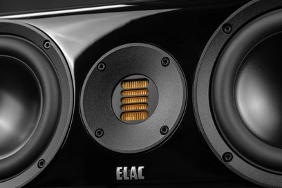 Elac Solano 2.0 CC281.2 centralhøjtaler i sort lakeret finish, tæt på fra forsiden, med gylden AMT-båndhøjtaler placeret centralt mellem to woofer-elementer