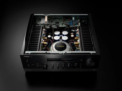 Amplificatore hi-fi stereo Yamaha R-N2000A nero, vista interna dall'alto, circuiti elettronici, trasformatore, dissipatori di calore