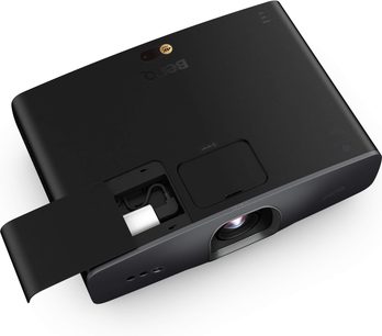 Proyector BenQ W2720i negro, vista en ángulo ligeramente superior, lente frontal visible, compartimento lateral abierto