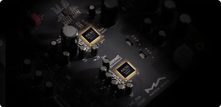 Must Matrix Audio helikaart AKM-kiipide ja kondensaatoritega lähivaates DAC-trükkplaadil