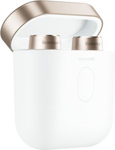 Bowers & Wilkins PI7 bílé otevřené hi-fi sluchátka, pohled zepředu a ze strany, saténový oblouk, bílé skořepiny, oválné polstrování