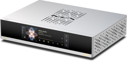 Integrert hi-fi stereoforsterker Matrix Audio MD-1 i sølvfarget aluminium, sett fra høyre forfra i trekvart vinkel, sort front med stor fargeberøringsskjerm og én enkelt knapp, topp- og sidepaneler perforert med sirkulære ventilasjonshull, gult MA-logo nederst til høyre