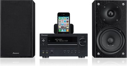 Sort Pioneer X-HM70 Hi-Fi mini-anlæg bestående af et par højttalere, en forstærker med skærm, iPhone-dock og CD-afspiller
