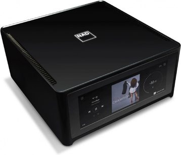 NAD M10 sort hi-fi stereforstærker set forfra, med berøringsskærm der viser et billede, knapper og drejeknapper til justering
