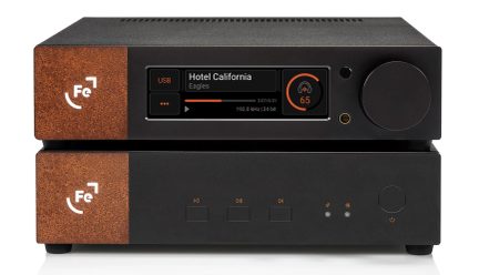 Schwarze Hi-Fi-Anlage mit kupferfarbenen Frontplatten, Frontansicht, Musikdisplay und großem Drehregler an der Vorderseite