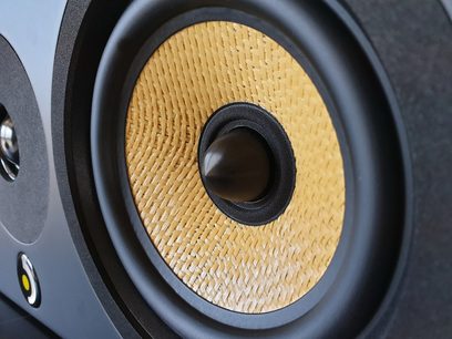 Centrálny reproduktor Davis Acoustics Krypton C technik čierny, detailný pohľad na reproduktor so žltou tkanou membránou a čiernym okrajom