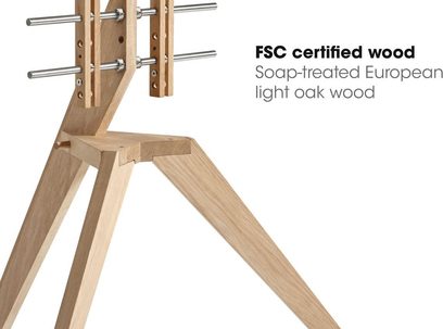 Detalje af et lysebrunt FSC-certificeret træstativ behandlet med sæbe, bestående af tre cylindriske ben forbundet med metalstænger