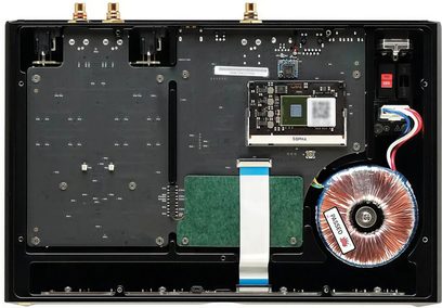 Matrix Audio X-SABRE 3 sort, indvendigt billede med sort elektronikkort og toroidtransformator nederst til højre