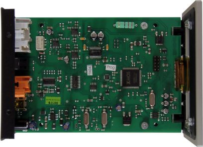 Indvendigt syn af en sort Pro-Ject DAC Box DS audio-konverter, der viser det grønne printplade med mange komponenter