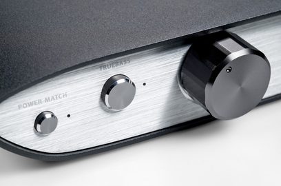 Przetwornik cyfrowo-analogowy (DAC) iFi Audio Zen Dac V2 z aluminiową, szczotkowaną obudową, widok z przodu z dwoma chromowanymi pokrętłami obrotowymi