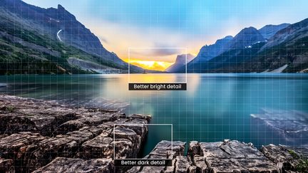 Bjergssø omgivet af klippefulde skrænter, overskyet himmel med solnedgang, teksten "Bedre lys/mørk detalje" overlagt