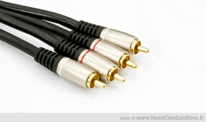 Sorte og forgyldte analoge RCA-lydkabler, bestående af 5 forgyldte hanstik forbundet med sorte kabler