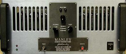Manley referenceserie 440 / 200 forstærker set forfra, sort frontpanel, sølvfarvede knapper og stik