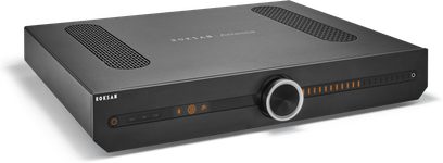 Roksan Attessa INT Bluos sort hi-fi stereforstærker, set forfra, sort front med knapper og kontrolhjul, stik på bagsiden