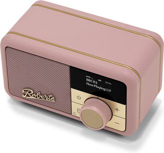Smarter Lautsprecher Roberts Revival Petite 2 in dunklem Rosa, genarbtes Finish, goldfarbene Metalldetails, Display und Drehregler, 3/4-Frontansicht