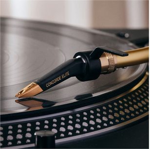 Ortofon Concorde MKII Elite sort og gylden cellule på pladespiller, tæt sidelæns billede